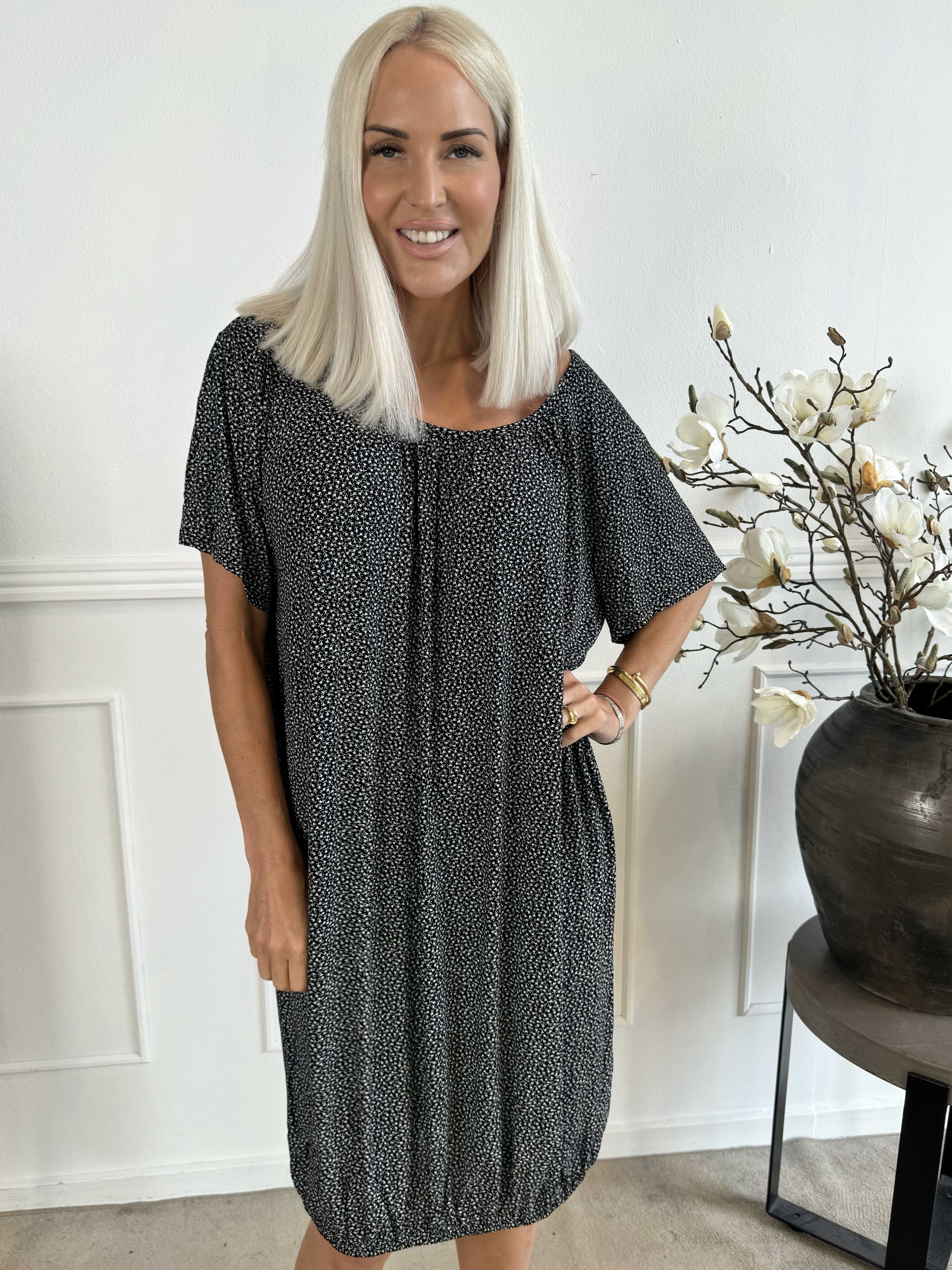 Miracle Flower Dress - Kjole i viskose med elastik forneden